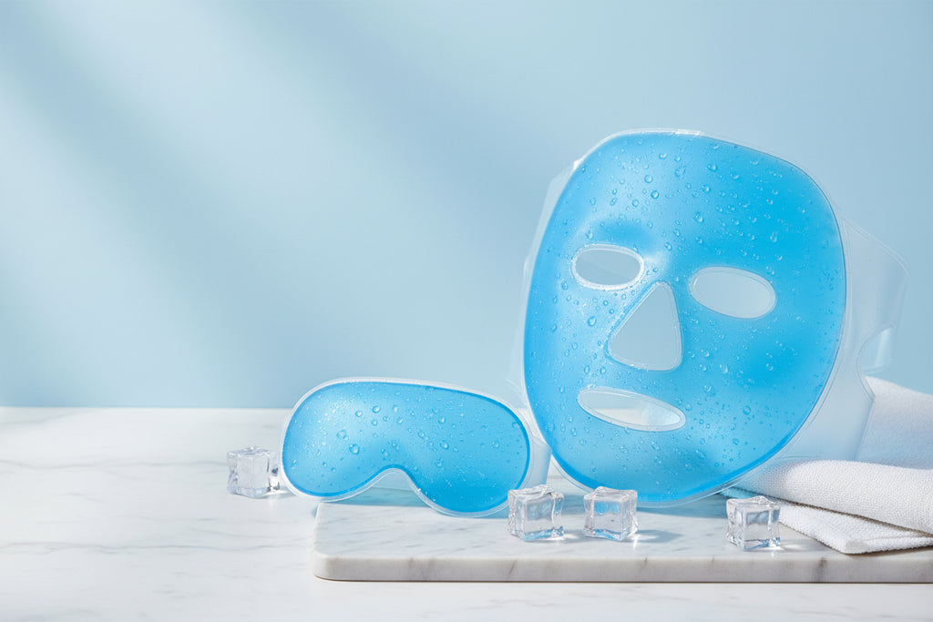 Blue gel pack in a clear plastic container with a hand lifting the lid.